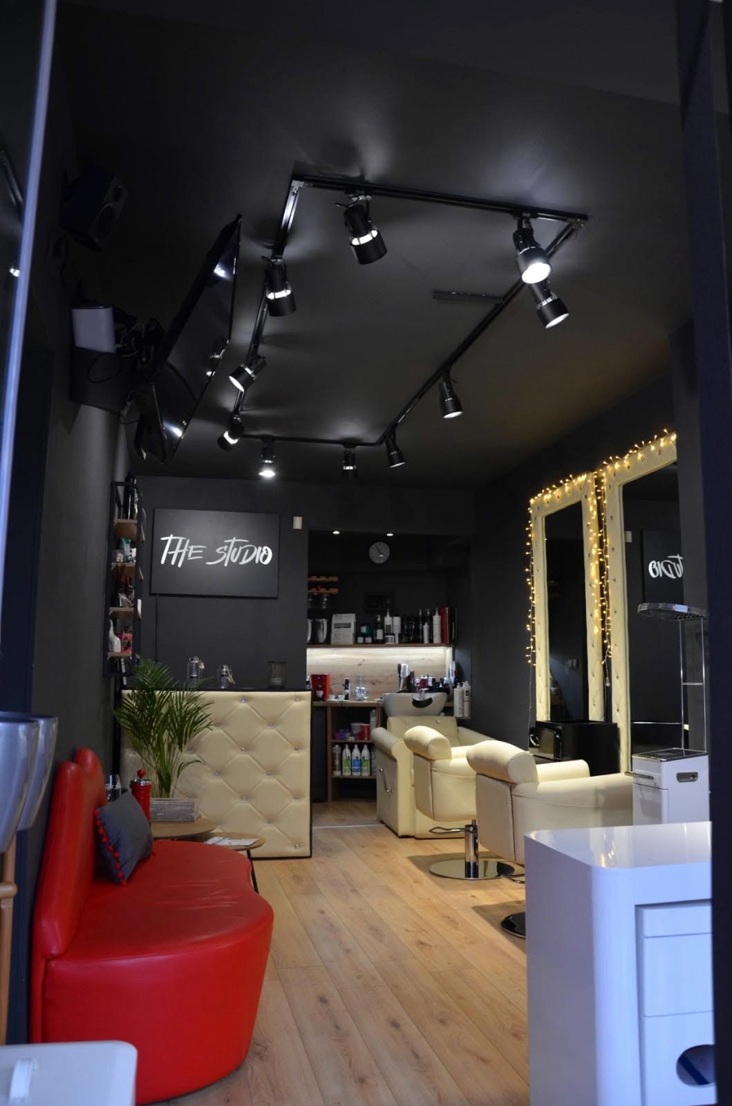 Интериорът на The Studio